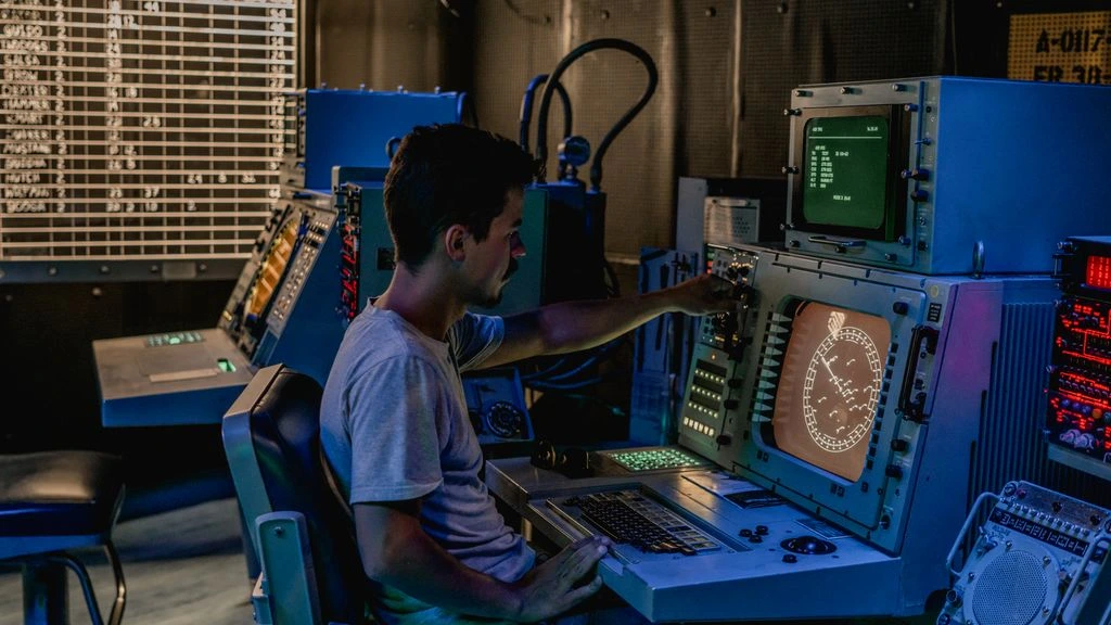 Técnico de ASPES revisando una lavadora en domicilio en Valencia